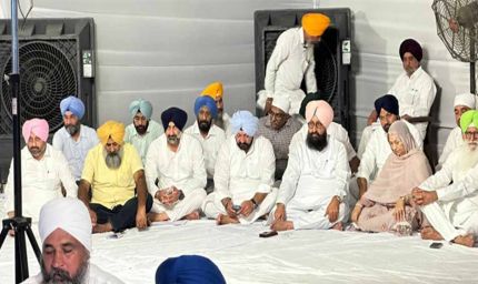 बेअदबी कानून पर अकाल तख्त पहुंचे पंजाब के मंत्री-विधायक, नंगे पैर पहुंचकर रखा सरकार का पक्ष