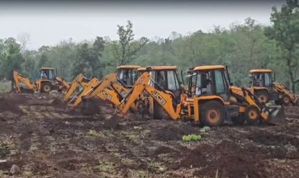 खंडवा में 200 एकड़ जंगल से हटाया अतिक्रमण, 30 JCB और 600 कर्मचारियों की बड़ी कार्रवाई