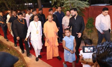 मुरादाबाद में दिखा सीएम योगी का वात्सल्य: दो अनजान बच्चियों के हाथों कराया 'श्री राम वाटिका' का लोकार्पण