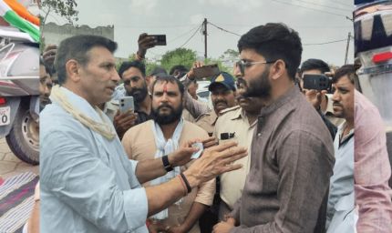 रतलाम से पैदल भोपाल पहुंचे दो कांग्रेस कार्यकर्ता, निष्कासन के विरोध में PCC कार्यालय के बाहर धरने पर बैठे