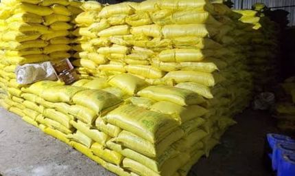 सेवा सहकारी समिति मुनुंद में पर्याप्त मात्रा में रासायनिक खाद उपलब्धता