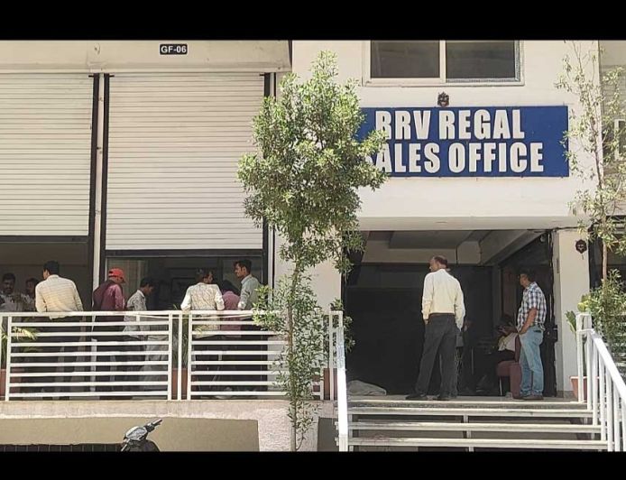 आरआरबी रीगल प्रोजेक्ट बिल्डर हर्षवर्धन दीक्षित के विरुद्ध राजस्व प्रशासन की बड़ी कार्रवाई, दुकानों को किया गया कुर्क।