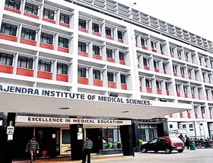 रिम्स में आउटसोर्स भर्ती घोटाले का आरोप, नौकरी दिलाने के नाम पर लाखों की अवैध वसूली की शिकायत