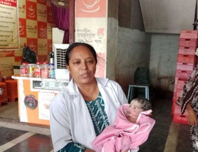 खरगोन में हैरान करने वाली घटना: सार्वजनिक शौचालय में महिला ने दिया बच्चे को जन्म