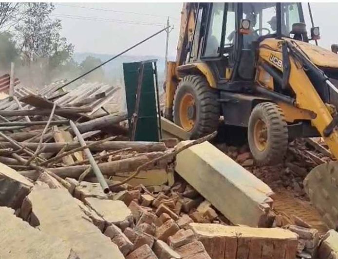 वन भूमि पर अवैध कब्जों पर बड़ी कार्रवाई, प्रशासन ने 34 मकानों पर चलाया बुलडोजर