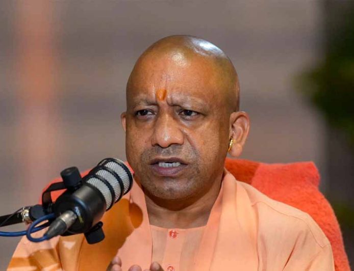 कोई टोटी चोरी कर रहा... सुनते ही मुस्कुराए CM योगी, किसे दिया राजनीतिक तंज?