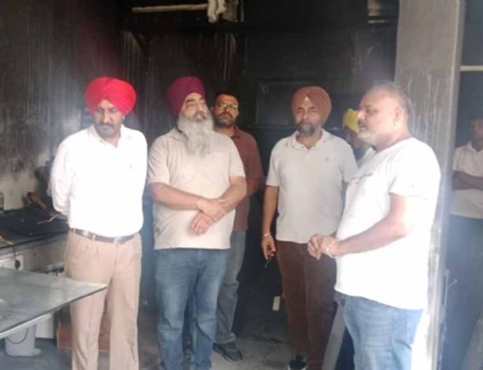 आग से तबाह दुकान का निरीक्षण, वाइस चेयरमैन धमोली और SDM ने लिया नुकसान का जायजा
