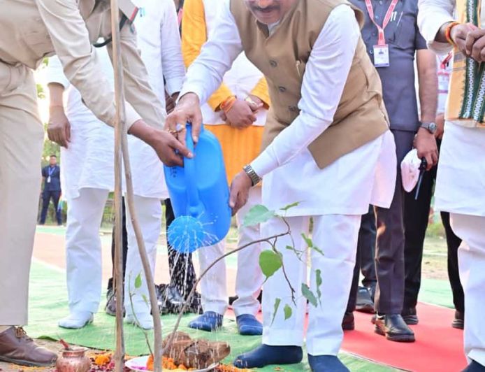 मुख्यमंत्री  विष्णु देव साय ने ‘एक पेड़ मां के नाम’ अभियान के तहत किया पीपल का पौधारोपण