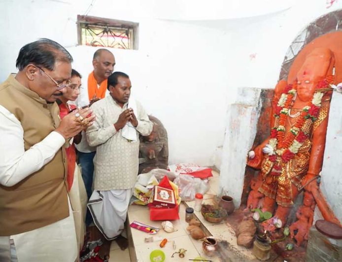 मुख्यमंत्री ख्यमंत्री  विष्णुदेव साय ने ऐतिहासिक चतुर्भुज विष्णु मंदिर में की पूजा-अर्चना, प्रदेश की सुख-समृद्धि की कामना