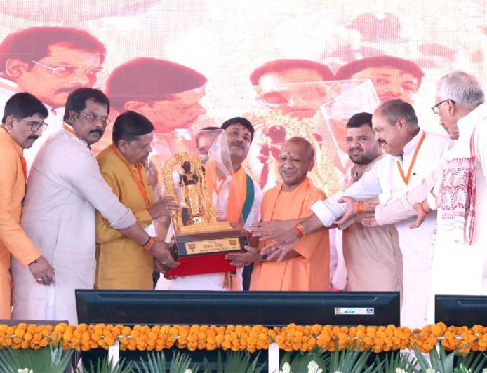मंच पर मुख्यमंत्री के आने के बाद से पंडाल में गूंजता रहा जय  राम व बुलडोजर बाबा का जयघोष