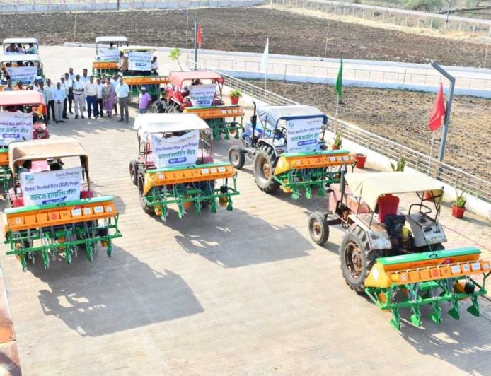 सफलता की नई इबारतः आधुनिक मशीनों से सँवर रही धमतरी की खेती