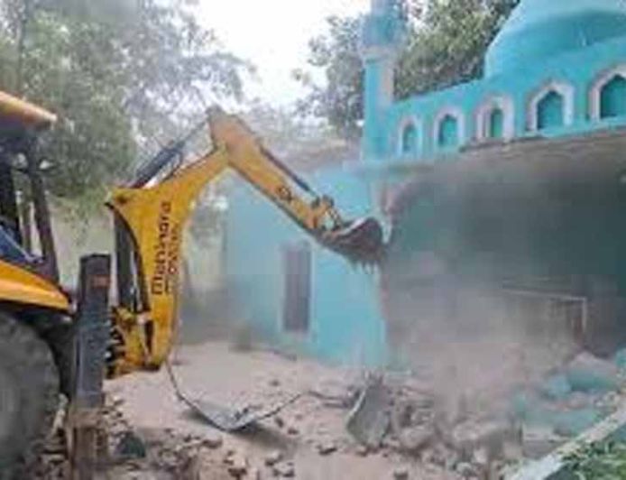 संभल में अवैध निर्माण पर बुलडोजर कार्रवाई, मस्जिद ध्वस्तीकरण शुरू