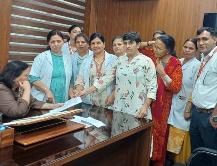 रेणू भाटिया के बयान पर नर्सिंग स्टाफ का देशव्यापी विरोध, हरियाणा में आज पेन डाउन स्ट्राइक