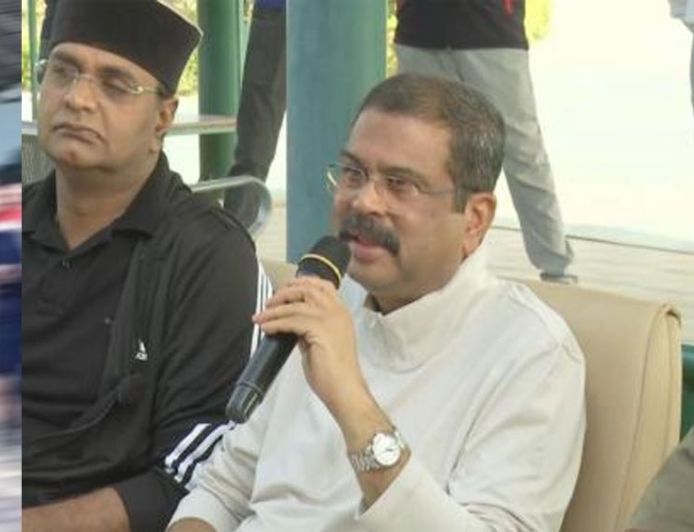 केंद्रीय शिक्षा मंत्री प्रधान ने शूटिंग अकादमी में खिलाड़ियों से किया संवाद