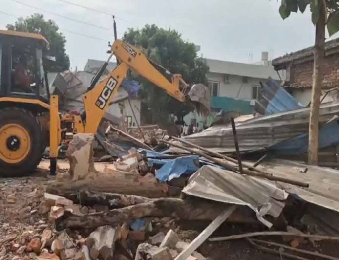 हाईकोर्ट के आदेश के बाद अवैध मदरसे पर चला बुलडोजर, नगर निगम की कार्रवाई से हड़कंप