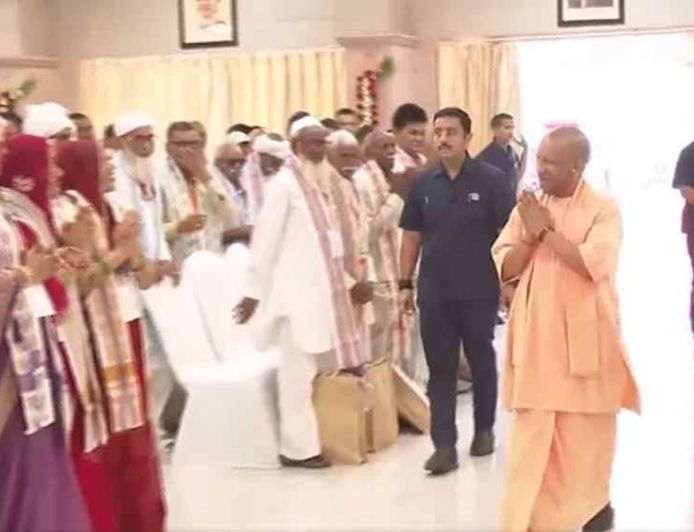 जेवर एयरपोर्ट से पहली उड़ान भर किसानों का सपना हुआ सच, लखनऊ पहुंचकर छलका गर्व