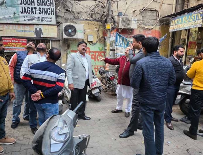 पदभार संभालते ही मैदान में उतरे नगर निगम कमिश्नर ओजस्वी, सुबह सड़कों का लिया जायजा