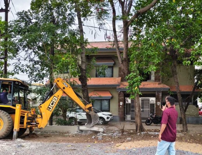 सेजबहार फेस-1 कॉलोनी की भूमि से अतिक्रमण हटाया, अवैध सड़क निर्माण पर मंडल की कार्रवाई