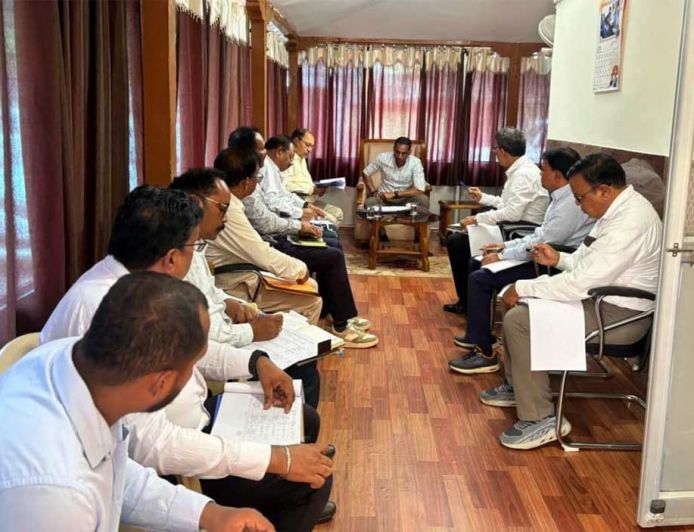 नियमित एवं कड़ाई से मॉनिटरिंग कर गुणवत्ता सुनिश्चित करने व समय-सीमा में कार्यों को पूर्ण करने के निर्देश