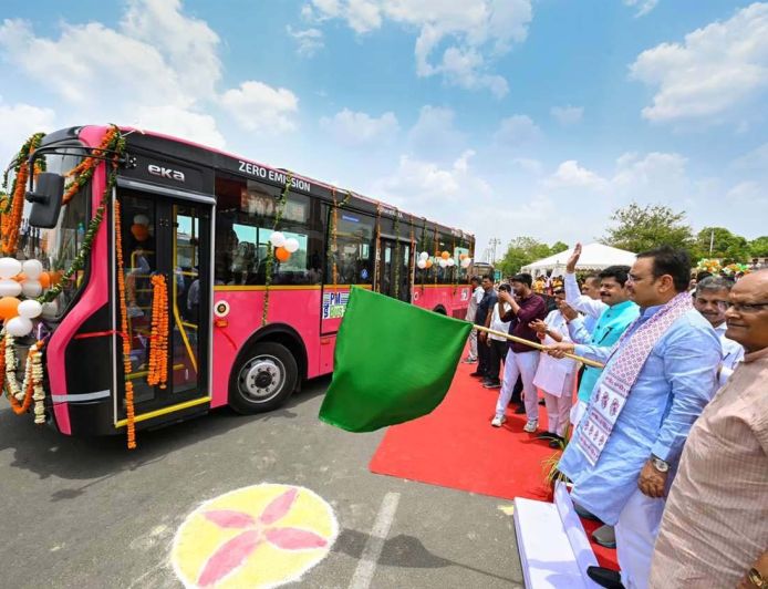 जयपुर में 29 और भीलवाड़ा में 18 नई इलेक्ट्रिक बसों को मुख्यमंत्री भजनलाल शर्मा ने दिखाई हरी झंडी