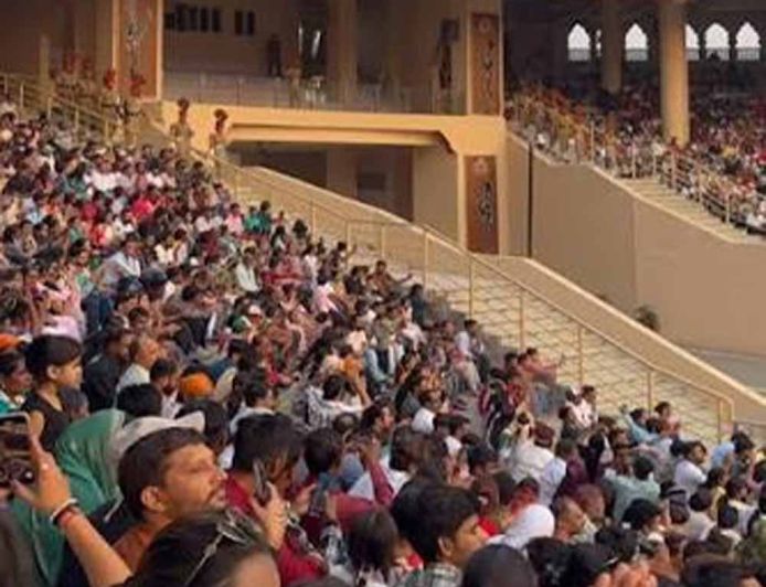 अटारी-वाघा बॉर्डर पर BSF पंजाब फ्रंटियर के साथ हजारों लोगों ने किया योगाभ्यास