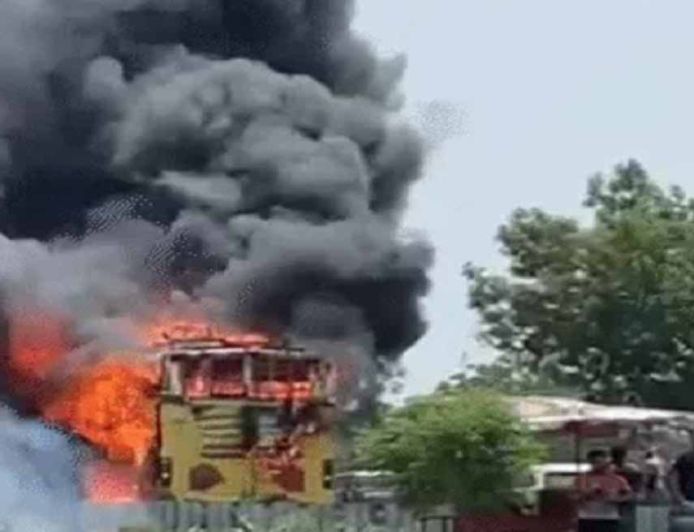 लुधियाना में चलती बस में लगी भीषण आग, 80 यात्रियों में मची चीख-पुकार