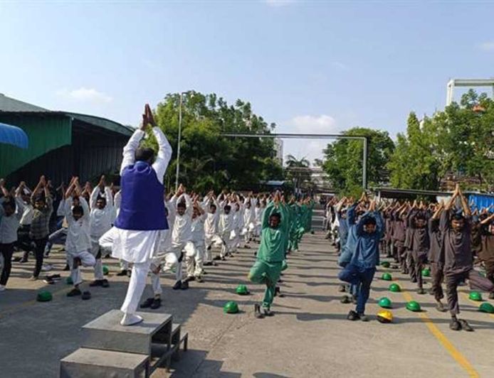 अंतर्राष्ट्रीय योग दिवस पर 15 हजार से अधिक श्रमिकों ने किया सामूहिक योगाभ्यास