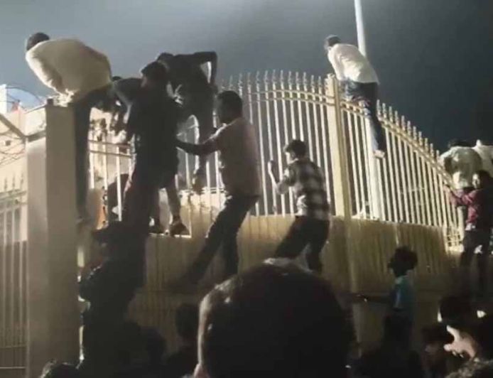 रांची में JSCA स्टेडियम के एक ही गेट खुलने से मची भगदड़, व्यवस्था पर उठे सवाल