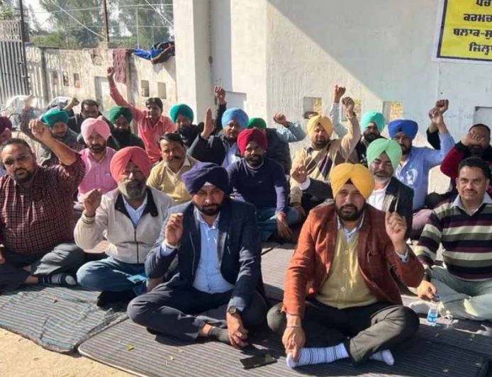 Punjab सरकार का बड़ा एक्शन, हड़ताल पर बैठे कर्मचारियों के लिए जारी किए सख्त आदेश
