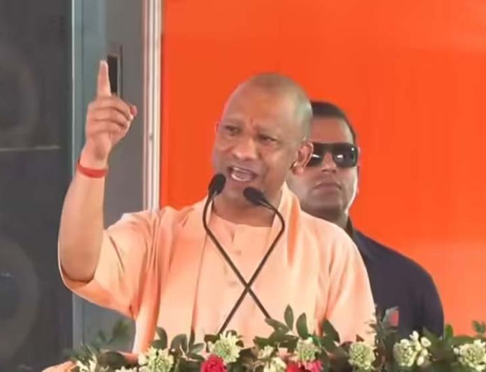 देवरिया में सीएम योगी का कड़ा संदेश, आस्था से खिलवाड़ पर चेतावनी