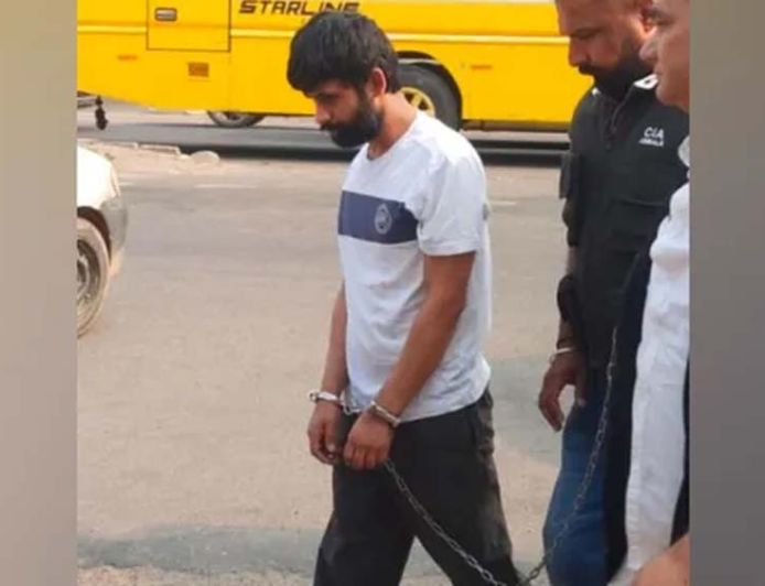 नारायणगढ़ में फायरिंग केस के आरोपी वेंकट गर्ग को पुलिस ने बाजार में घुमाकर की पूछताछ