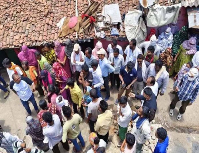धमतरी में 50 से ज्यादा अवैध घरों को नोटिस, भड़के ग्रामीणों ने राजस्व टीम को घेरा