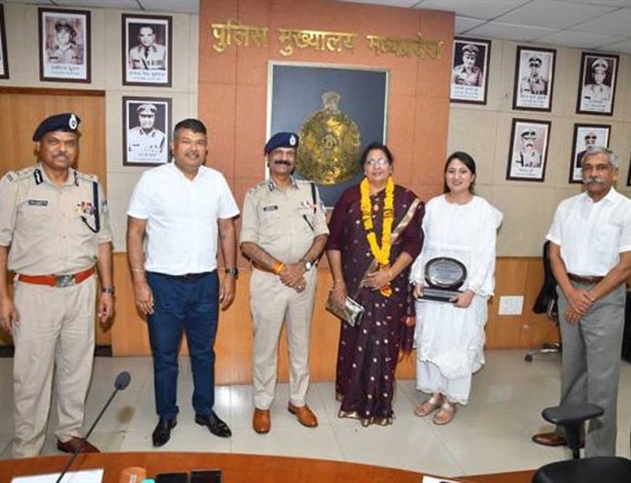 पुलिस मुख्यालय परिवार द्वारा 11 सेवानिवृत्‍त कर्मचारियों को दी गई भावभीनी विदाई