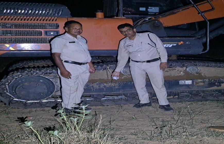 मुख्यमंत्री के कड़े निर्देशों का असर : अवैध खनन पर राज्य भर में हो रही कार्रवाई, धमतरी में 5 चैन माउंटेन मशीनें जब्त