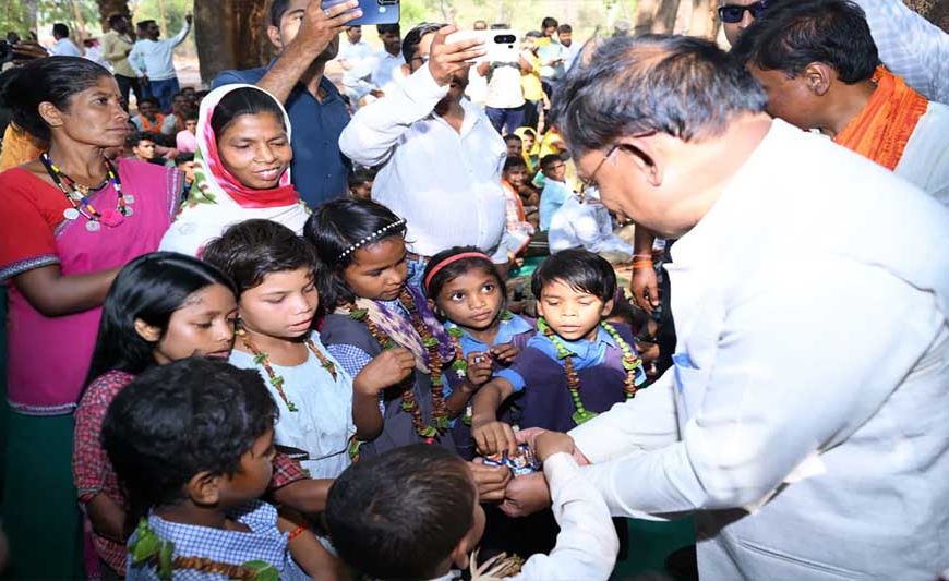 मुख्यमंत्री विष्णु देव साय ने अबूझमाड़ के गारपा में बच्चों और महिलाओं से किया आत्मीय संवाद