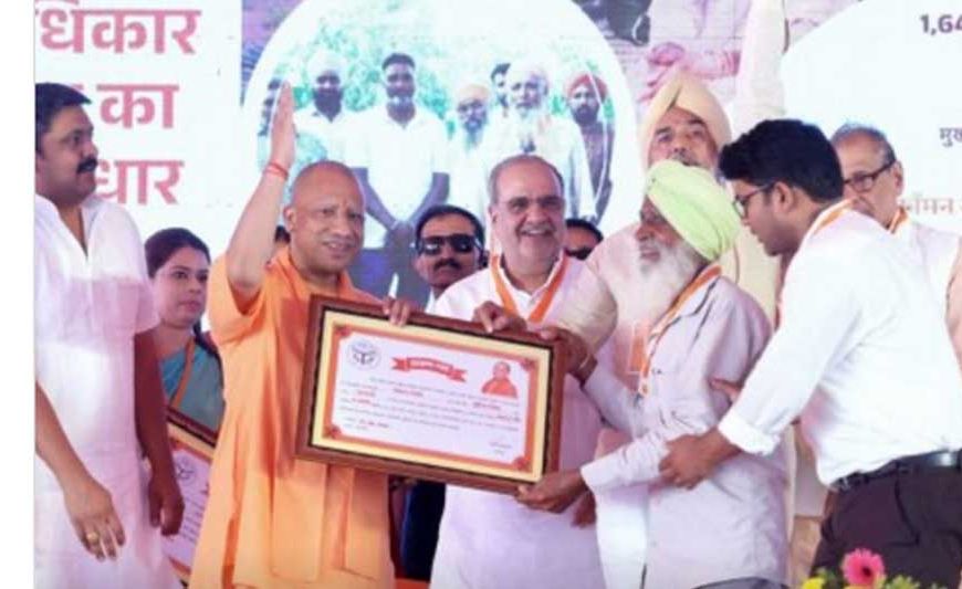 मुख्यमंत्री ने विभिन्न योजनाओं के लाभार्थियों को दिया आवंटन पत्र, चेक, मकान की चाबी व सम्मान
