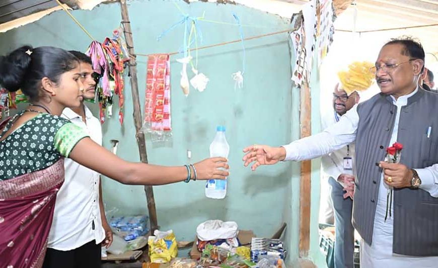 जब मुख्यमंत्री रुके एक छोटी-सी किराना दुकान पर... और सामने थी बदलाव की बड़ी कहानी