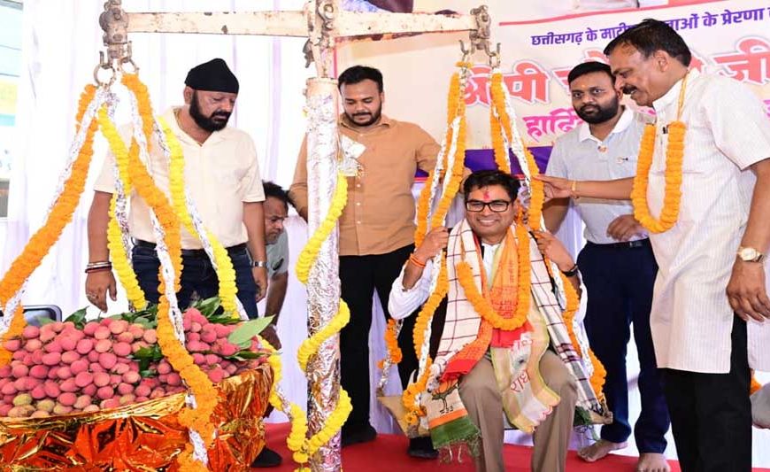 जन्मदिवस पर मौसमी फलों और लड्डू से तौले गए वित्त मंत्री ओपी चौधरी