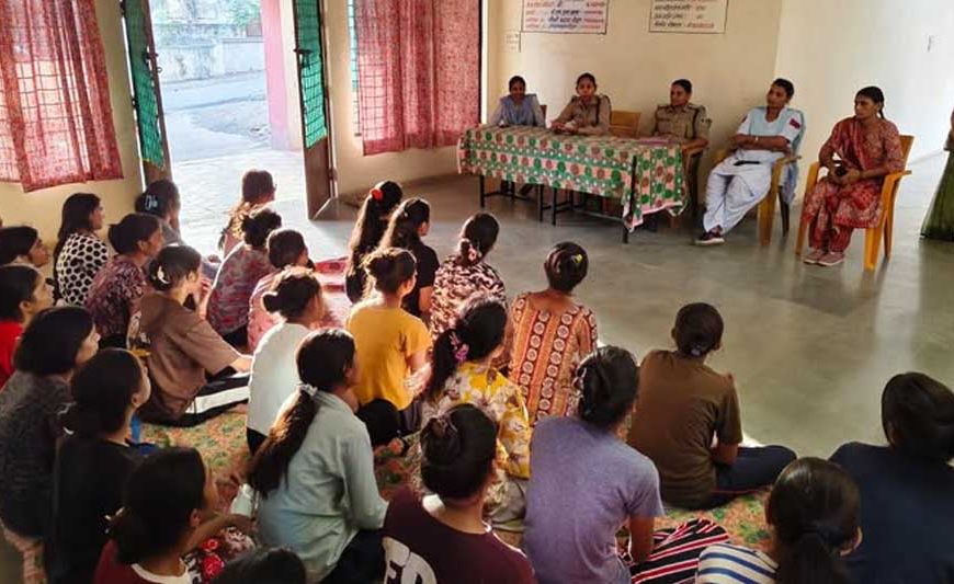 जनजातीय छात्राओं को सुरक्षा और अधिकारों के प्रति किया जा रहा जागरूक