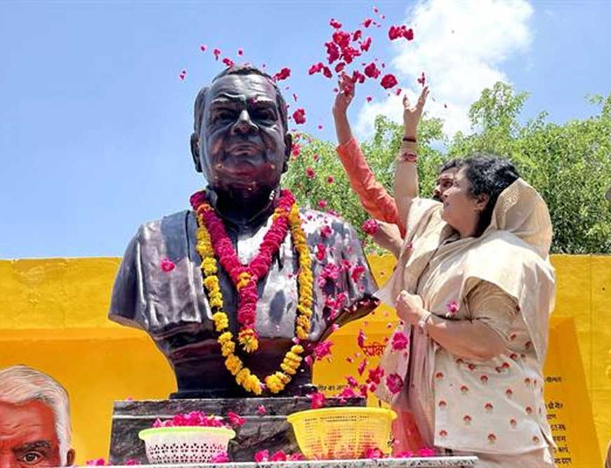 पूर्व मुख्यमंत्री स्व. बाबूलाल गौर की जयंती पर साकेत नगर में किया प्रतिमा का अनावरण