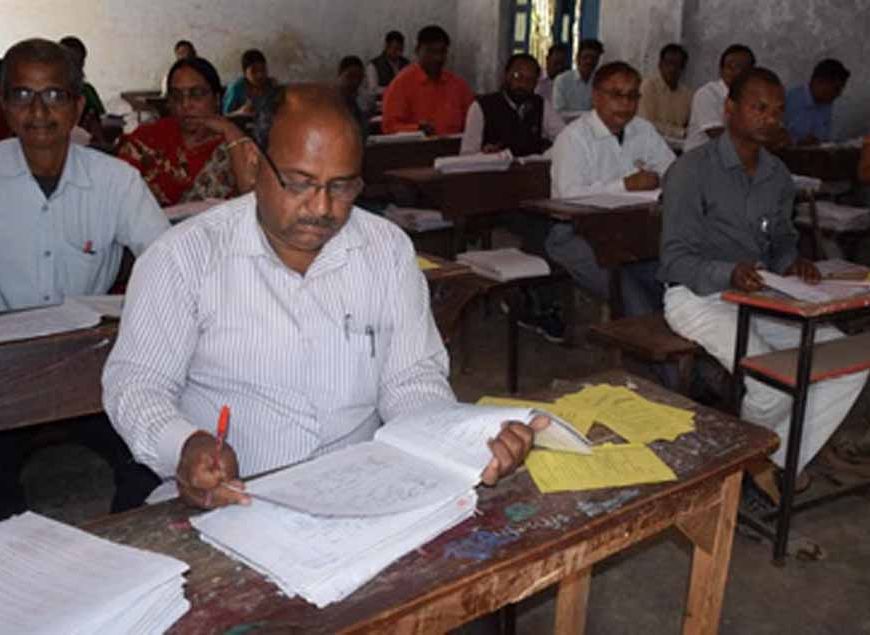 कॉपी में छात्रा की गुहार पढ़कर चौंके परीक्षक, नंबर बढ़ाने की लगाई भावुक अपील