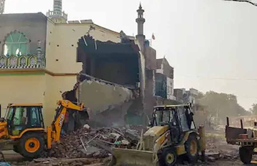 200 साल पुरानी मस्जिद पर चला बुलडोजर, हाईकोर्ट के फैसले के बाद बड़ी कार्रवाई