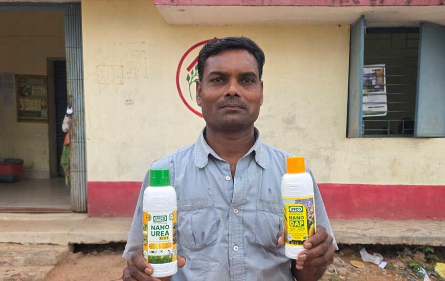 नैनो उर्वरकों से बढ़ी पैदावार और घटी लागत, सरगुजा के किसान पंकज राजवाड़े बने नवाचार की मिसाल
