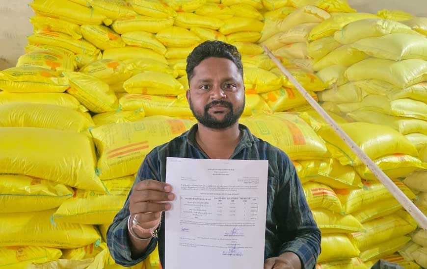 खरीफ सीजन में किसानों को समय पर मिल रही खाद, सखौली के किसान कमलेश ने जताया संतोष