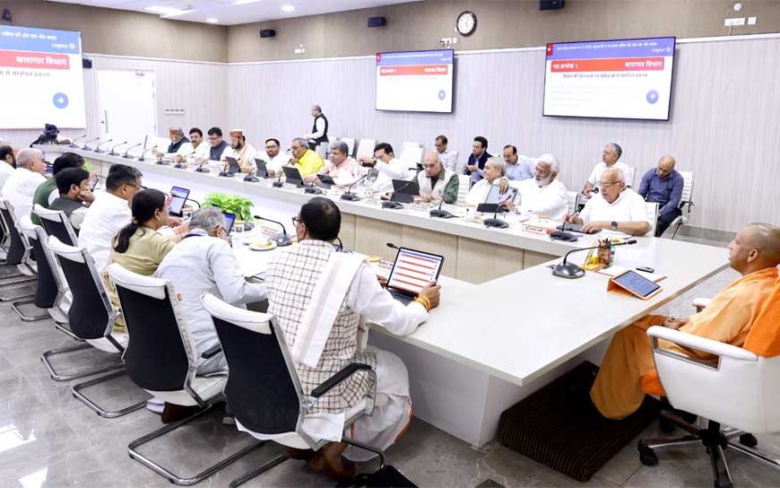 योगी सरकार की महत्वपूर्ण पहल, रसोइयों और विद्यालयी कर्मियों को मिलेगी कैशलेस चिकित्सा सुविधा