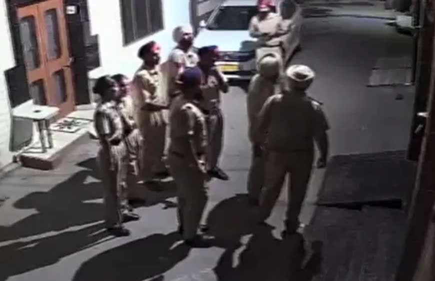 आधी रात अकाली नेता इंद्रजीत सिंह पंडोरी के घर पुलिस की रेड, नहीं मिले घर पर