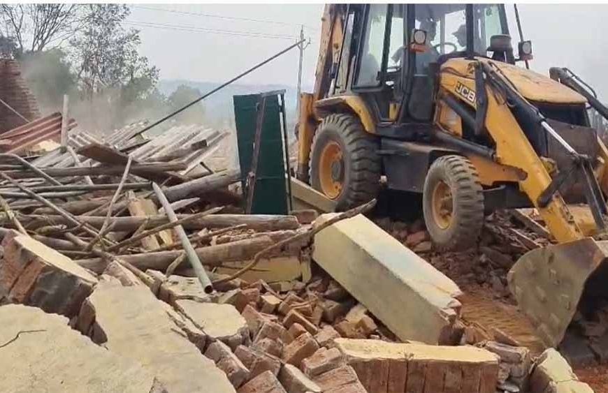 वन भूमि पर अवैध कब्जों पर बड़ी कार्रवाई, प्रशासन ने 34 मकानों पर चलाया बुलडोजर