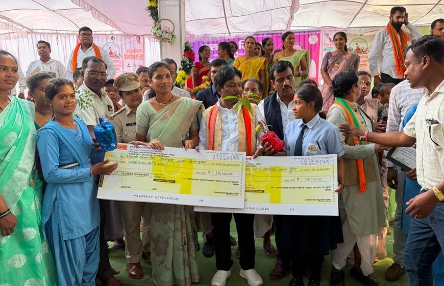 बस्तर की बेटियों ने पेश की सफलता की मिसाल, तेंदूपत्ता संग्राहक परिवारों की रुद्राणी और डालेश्वरी ने बढ़ाई अंचल की शान