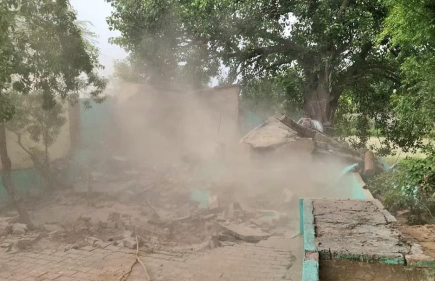 संभल में बुलडोजर एक्शन: खेड़ेश्वर महादेव मंदिर के पास बनी अवैध मजार हटाई गई