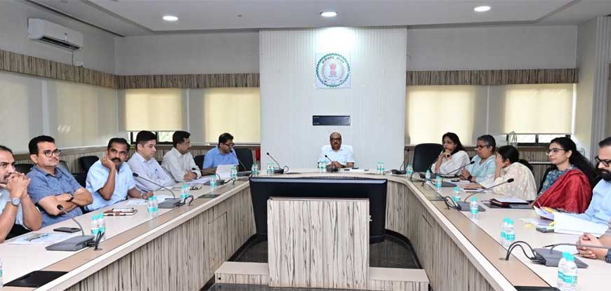 मुख्य सचिव ने सीएम हेल्पलाइन में संवेदनशीलता से काम करने के दिए निर्देश